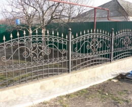 Белый кованый забор в Воронеже